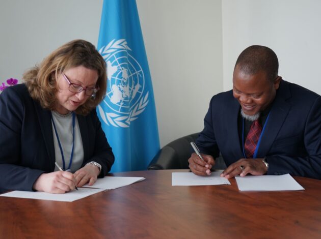 The ONS's Emma Rourke and Shelton Kanyanda, Director of Agriculture and Economic Statistics, NSO of Malawi sign the memorandum of understanding